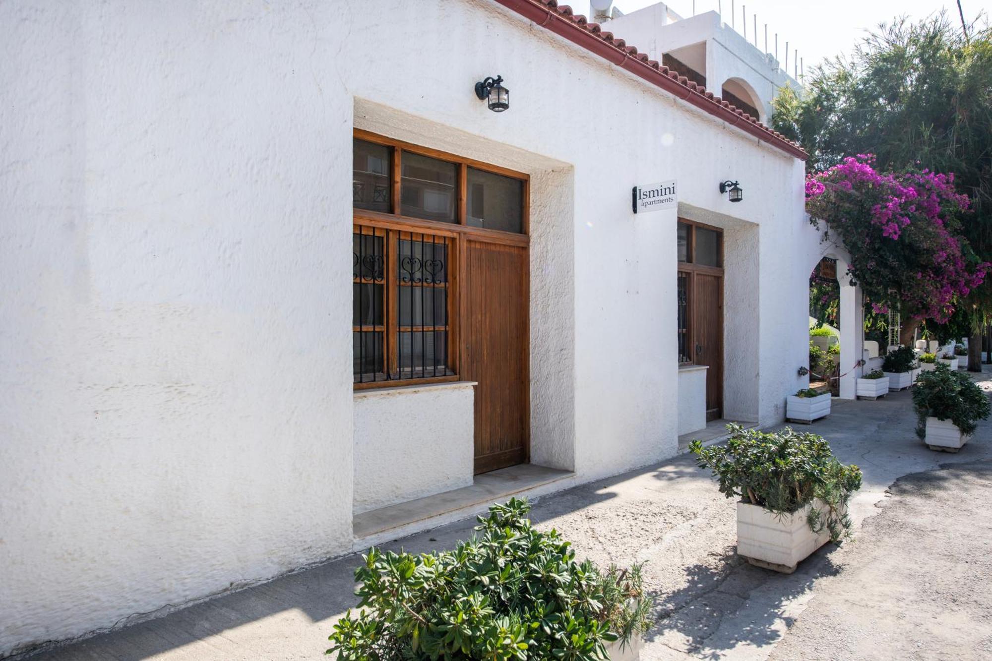 Ismini Apartments カリヴェス エクステリア 写真